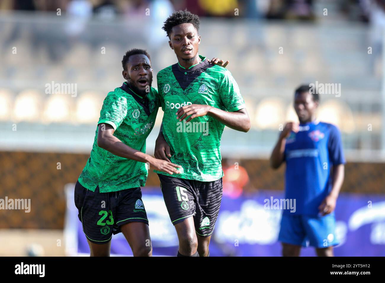NAIROBI, KENIA - 4. DEZEMBER: GOR Mahia Sylvester Owino (rechts) feiert sein Tor mit Teamkollege Rodgers Ouma gegen den FC Talanta während des FKF Premier Stockfoto