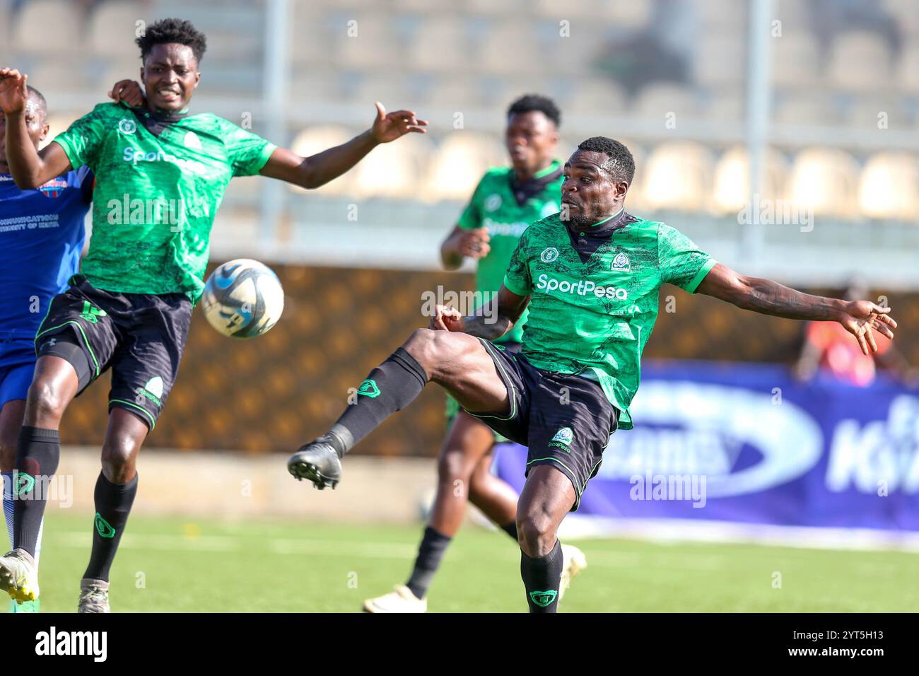 NAIROBI, KENIA - 4. DEZEMBER: GOR Mahia Christopher Ochieng kämpft um den Ball gegen den FC Talanta während des FKF Premier League-Spiels am 4. Dezember Stockfoto