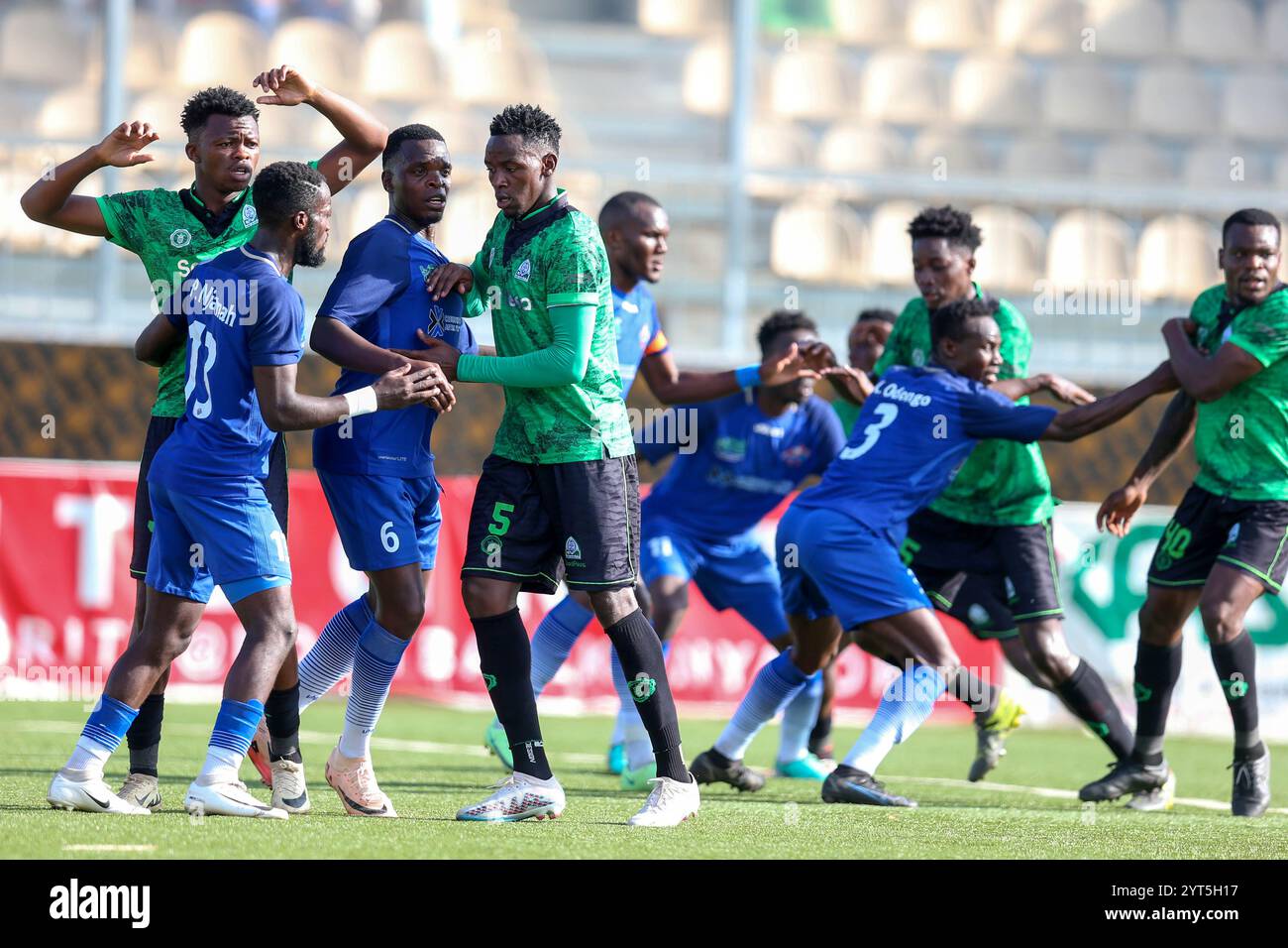 NAIROBI, KENIA - 4. DEZEMBER: GOR Mahia Alphonce Omija stürmt sich während des FKF Premier League-Spiels am Dezember um Platz gegen die FC Talanta-Verteidigung Stockfoto