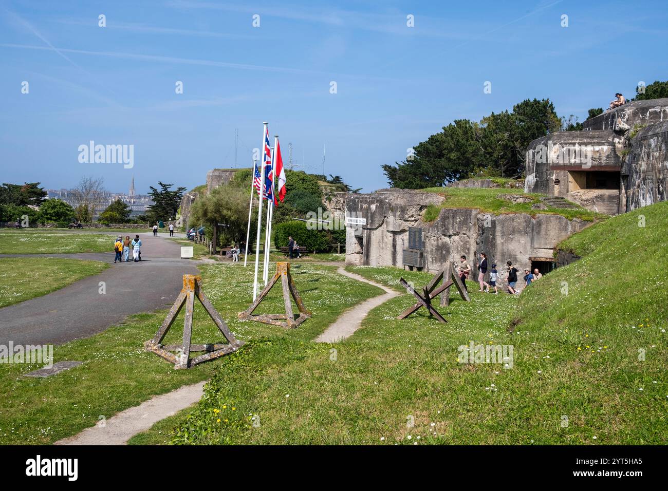 Saint-Malo (Bretagne, Nordwestfrankreich): Das Denkmal für den Zweiten Weltkrieg (1939–1945), ein Museum, das in einer Gruppe deutscher Bunker untergebracht ist, die im Cour gebaut wurden Stockfoto