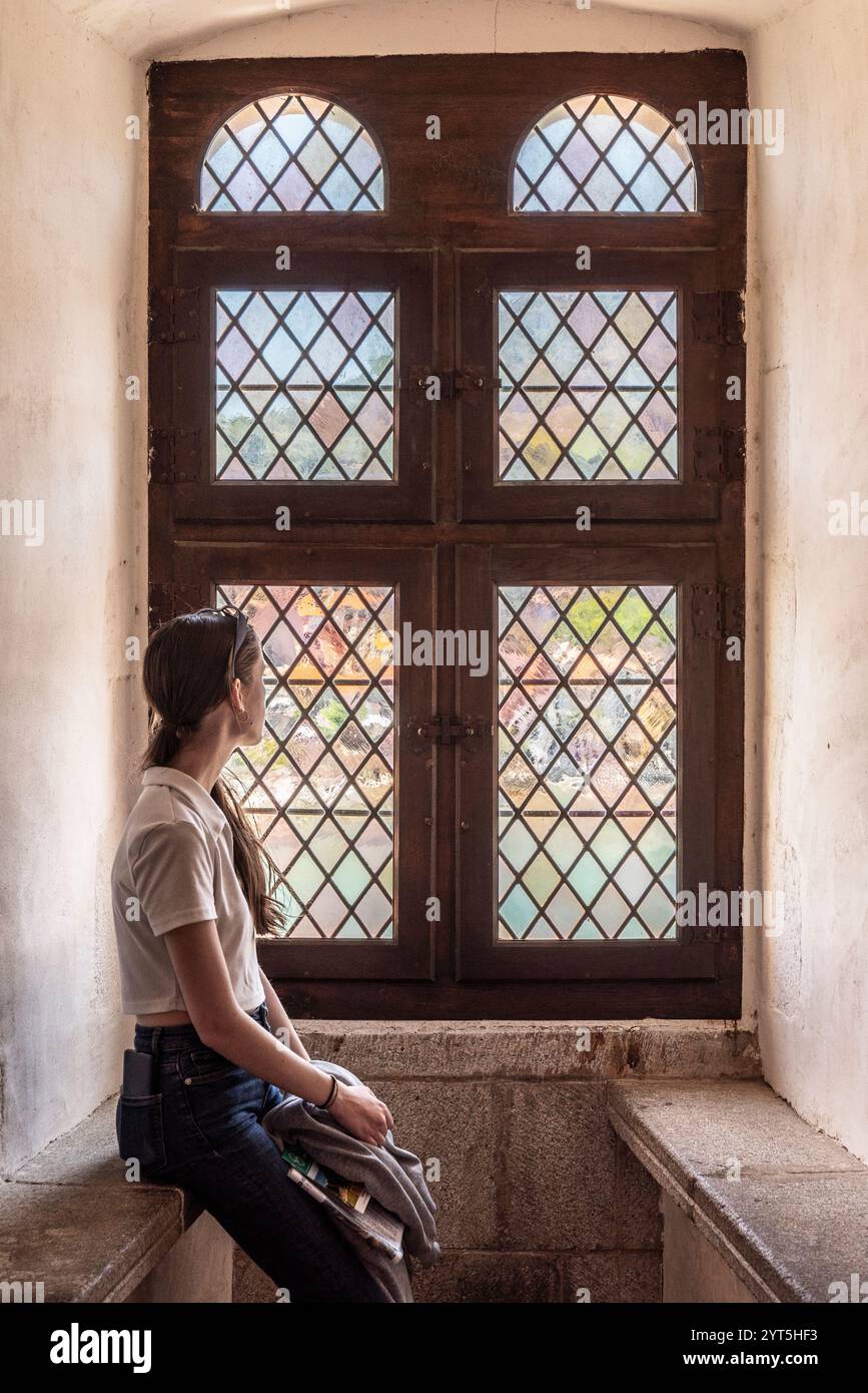 Collioure (Südfrankreich): Frau vor einem Fenster des königlichen Schlosses, Gebäude als nationales historisches Wahrzeichen (französisches Denkmal His) registriert Stockfoto