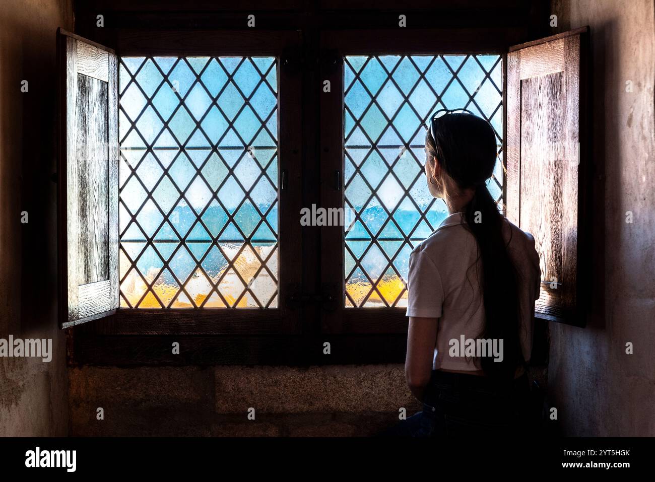 Collioure (Südfrankreich): Frau vor einem Fenster des königlichen Schlosses, Gebäude als nationales historisches Wahrzeichen (französisches Denkmal His) registriert Stockfoto