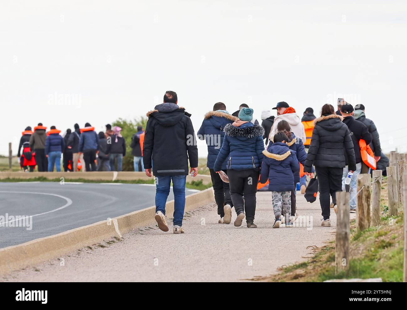 Wimereux (Nordfrankreich): Migranten an der Küste, die versuchen, den Ärmelkanal zu überqueren. Migranten laufen entlang der B-Straße D940 zwischen Ambleteuse A Stockfoto