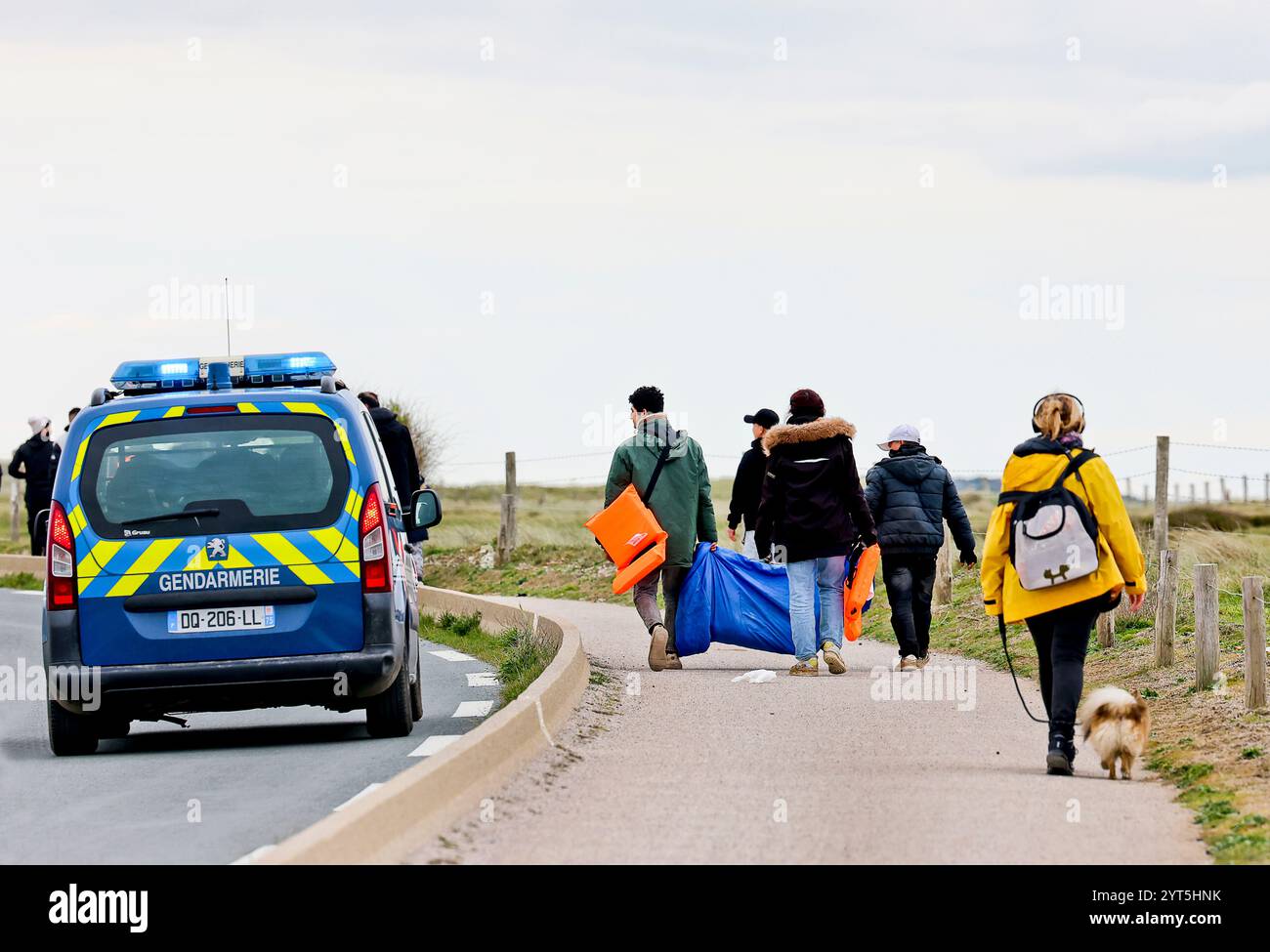 Wimereux (Nordfrankreich): Migranten an der Küste, die versuchen, den Ärmelkanal zu überqueren. Migranten laufen entlang der B-Straße D940 zwischen Ambleteuse A Stockfoto