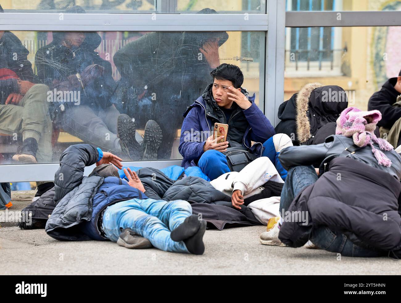 Wimereux (Nordfrankreich): Migranten an der Küste, die versuchen, den Ärmelkanal zu überqueren. Migranten auf dem Bahnsteig am Bahnhof Wimereux nach einer fai Stockfoto