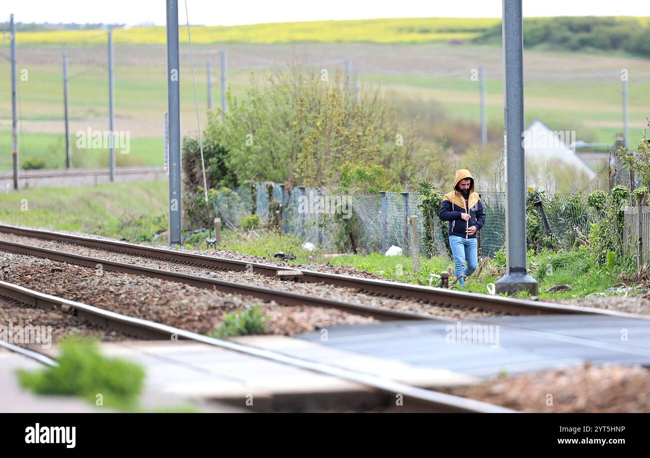 Wimereux (Nordfrankreich): Migranten an der Küste, die versuchen, den Ärmelkanal zu überqueren. Wanderschaft entlang der Eisenbahnlinie in der Nähe der Wimereux St. Stockfoto