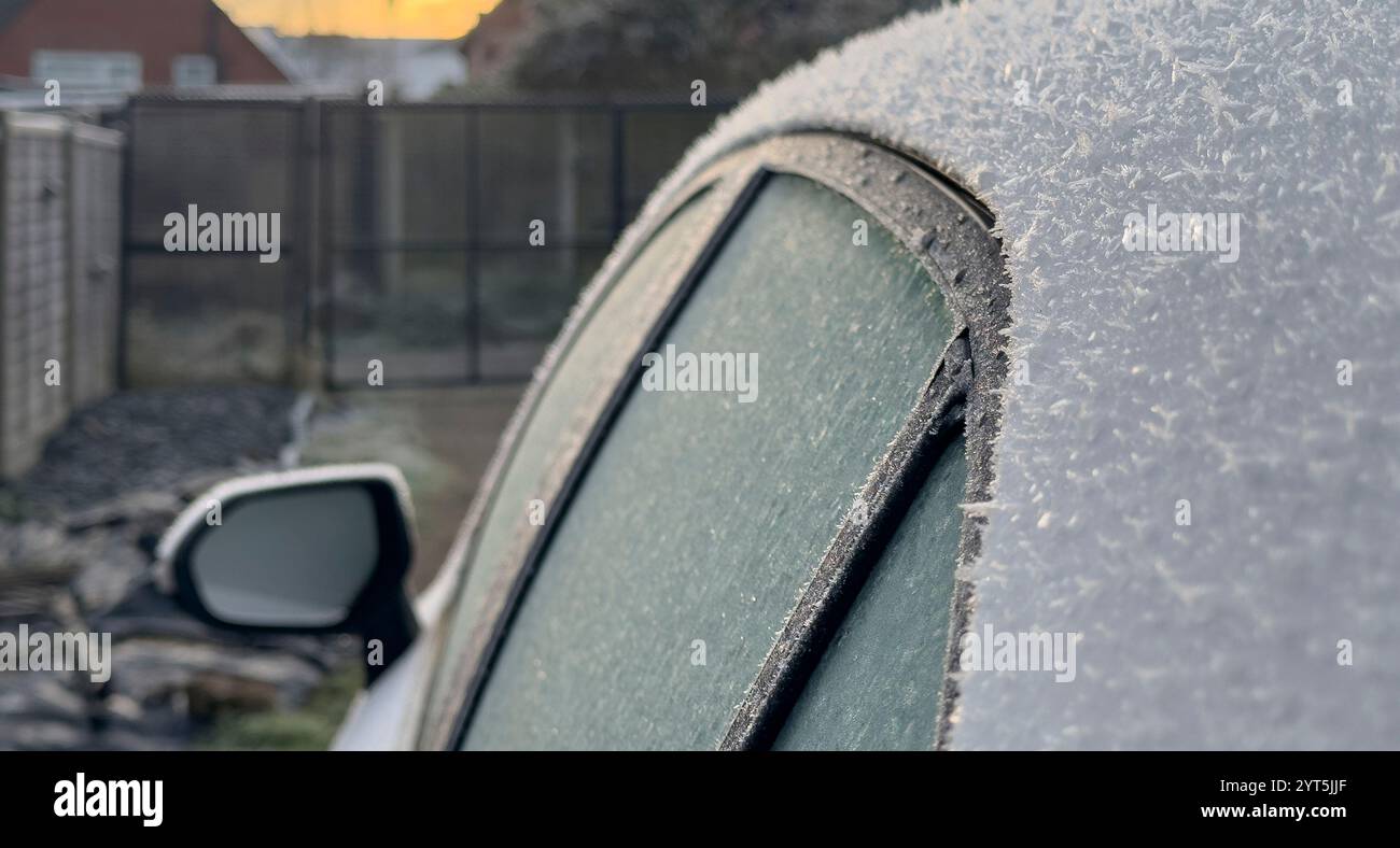 Gefrorene Autofenster, Autoglas nach einer eiskalten Nacht im Winter Stockfoto