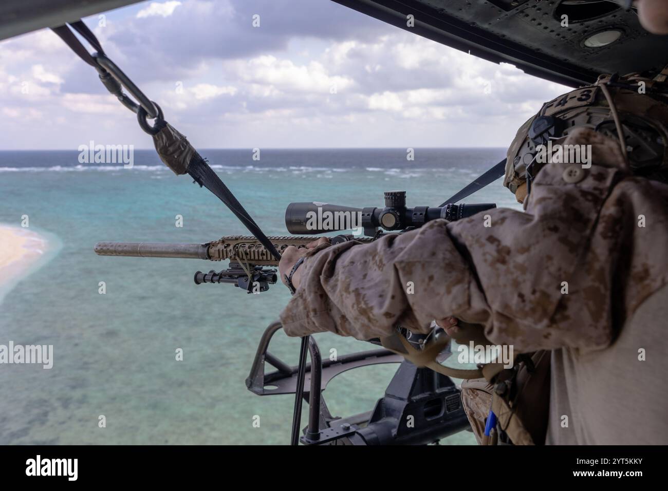 Ein U.S. Marine mit Force Reconnaissance Platoon, Maritime RAID Force, 31st Marine Expeditionary Unit, greift während eines Luftfeuers auf ein Ziel ein Stockfoto