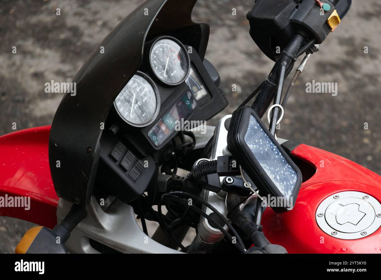 Rotes Sportfahrrad-Armaturenbrett mit analogem Tachometer, Drehzahlmesser, Kilometerzähler und Tasten Stockfoto