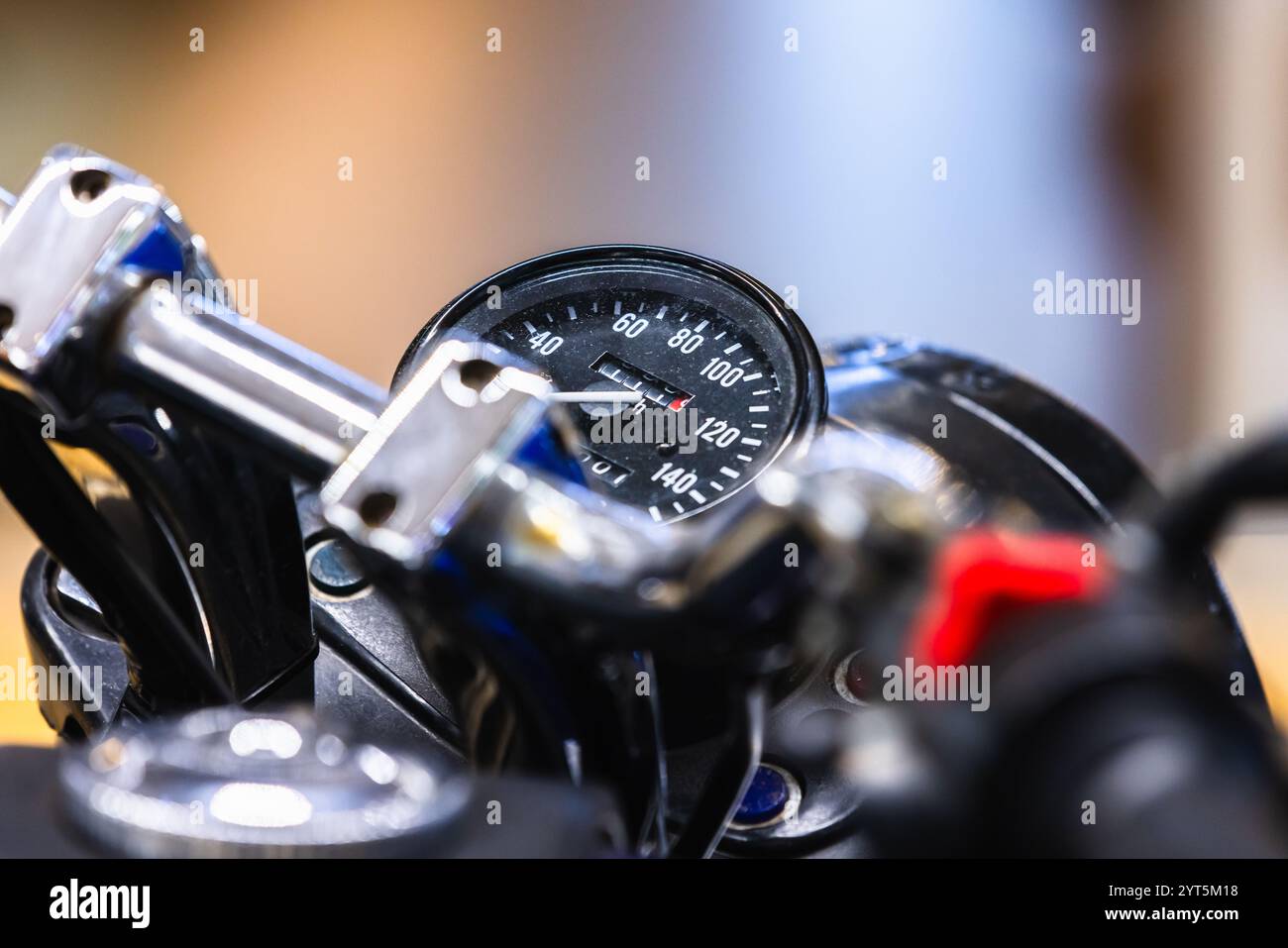 Armaturenbrett für Sporträder mit Tachometer, Kilometerzähler und Tasten Stockfoto