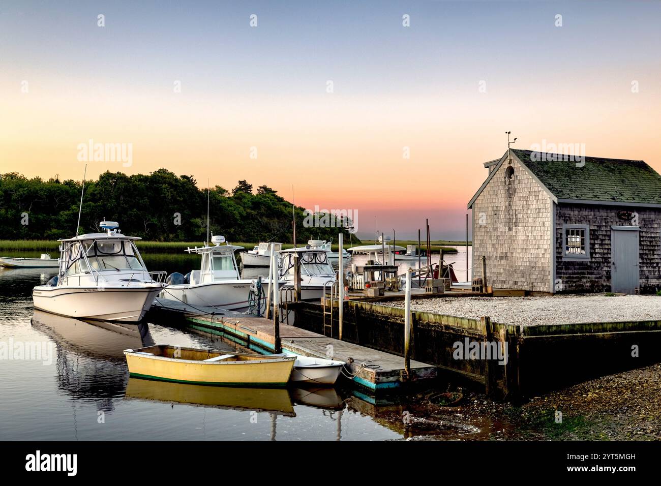 Fischerhütte am Oyster River und Boote am Dock. Stockfoto