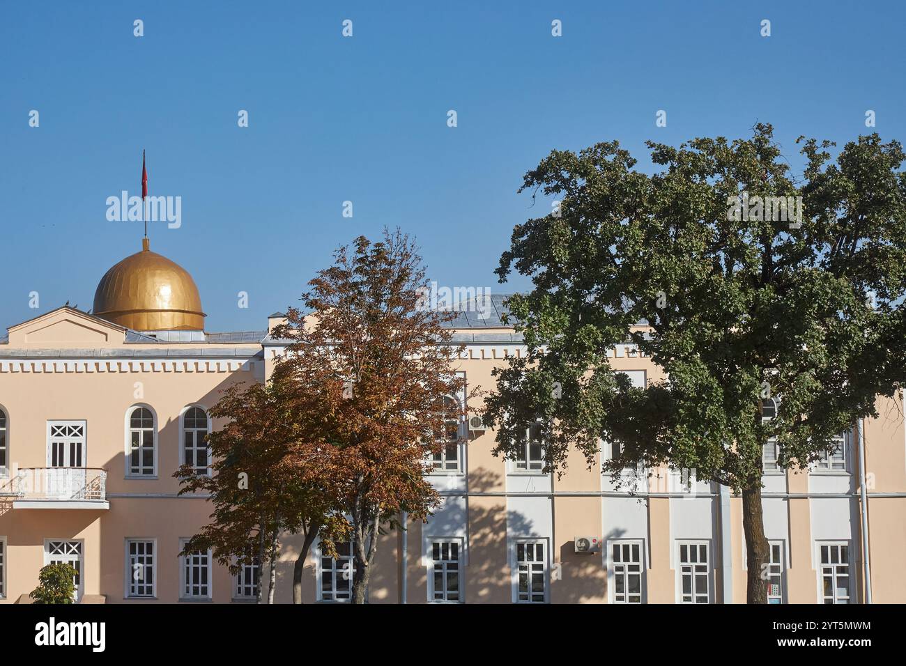 Gebäude mit goldener Kuppel auf dem Ala-Too-Platz in Bischkek, Ministerium für Kultur, Information, Sport und Jugendpolitik der Kirgisischen Republik. Klares Blau Stockfoto