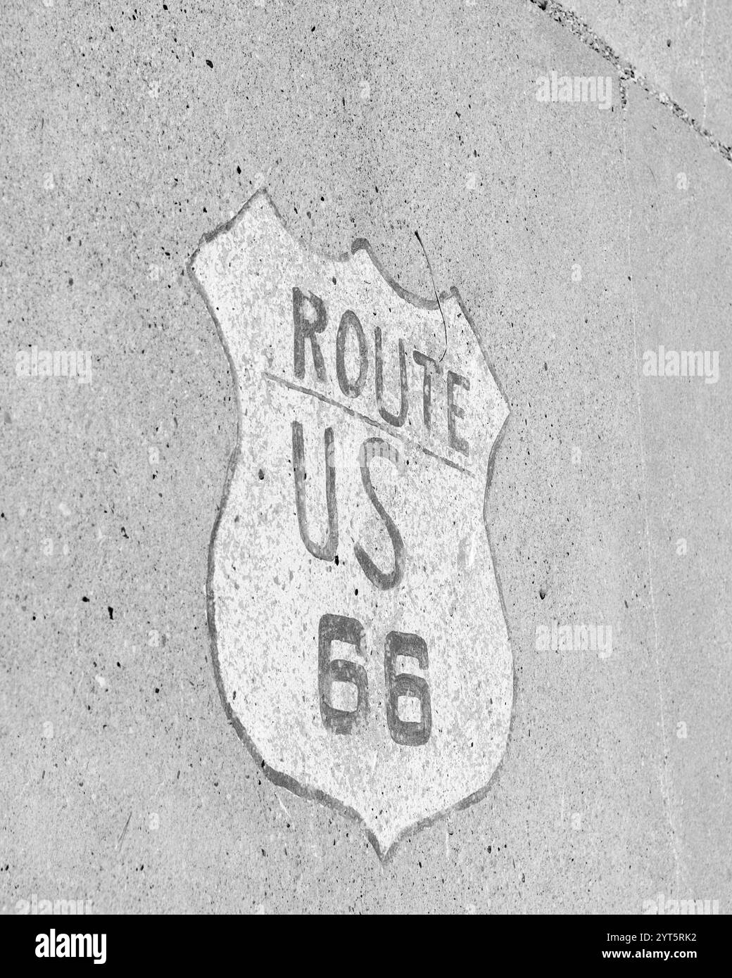 Schild für die Route 66 auf dem Bürgersteig vor dem Schild für das Blue Swallow Motel in Tucumcari, New Mexico, USA. Stockfoto