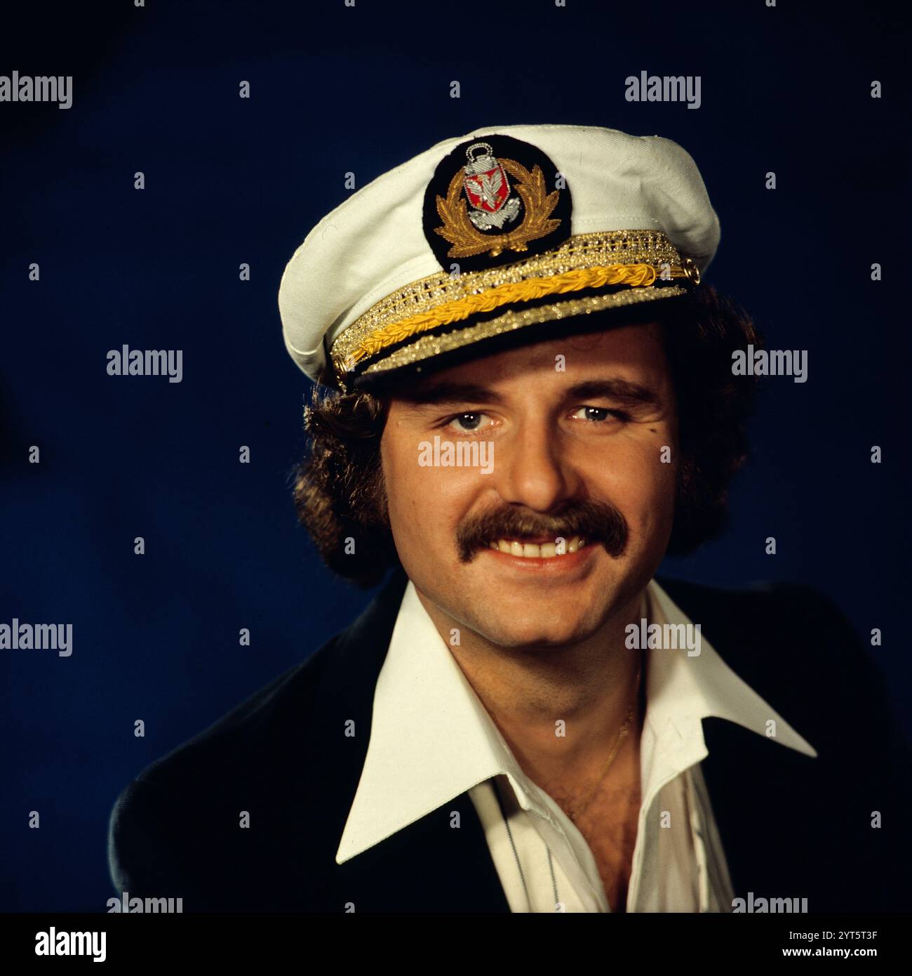Der polnische Popsänger, Gitarrist und Songwriter Krzysztof Krawczyk im Porträt beim Fotoshooting im Fotostudio von Tassilo Leher in Ost-Berlin für das Album-Cover seines Alben 'Rysunek na Szkle', DDR 1976. Hier trägt er das Outfit für seinen Song „Parostek“. Stockfoto