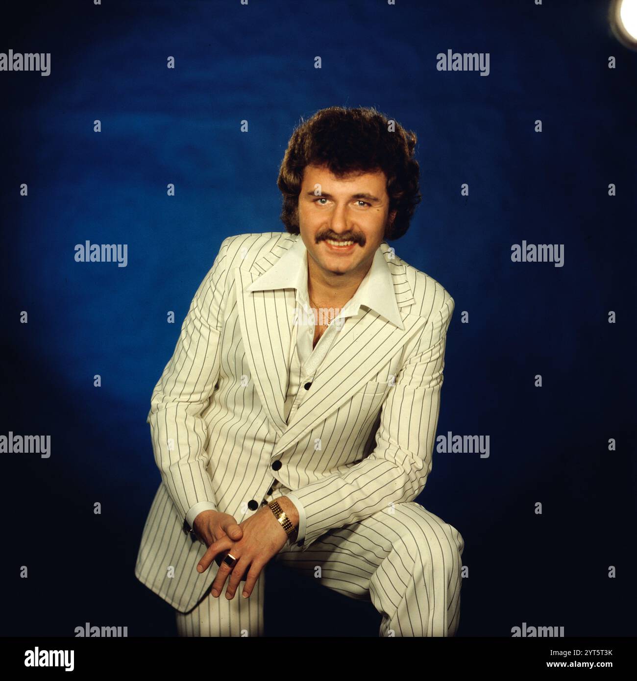 Der polnische Popsänger, Gitarrist und Songwriter Krzysztof Krawczyk im Porträt beim Fotoshooting im Fotostudio von Tassilo Leher in Ost-Berlin für das Album-Cover seines Alben 'Rysunek na Szkle', DDR 1976. Dieses Bild ist das Albumcover. Stockfoto