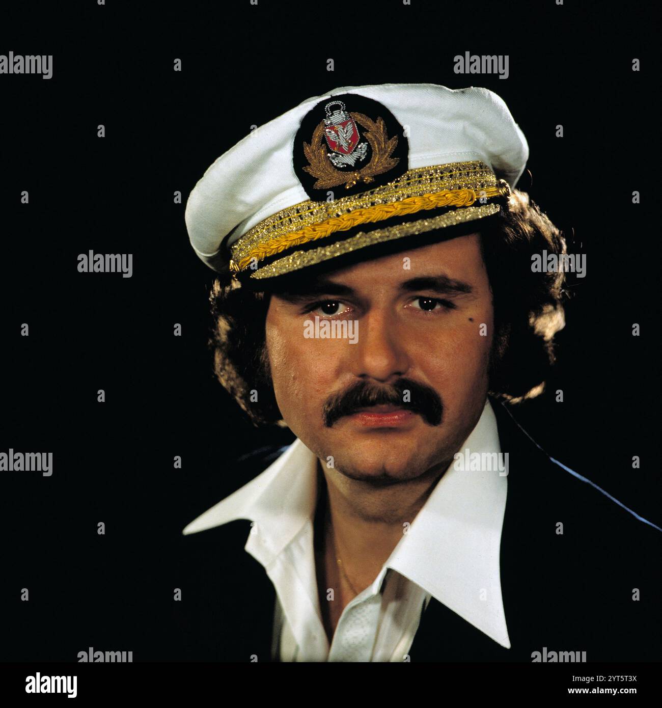 Der polnische Popsänger, Gitarrist und Songwriter Krzysztof Krawczyk im Porträt beim Fotoshooting im Fotostudio von Tassilo Leher in Ost-Berlin für das Album-Cover seines Alben 'Rysunek na Szkle', DDR 1976. Hier trägt er das Outfit für seinen Song „Parostek“. Stockfoto