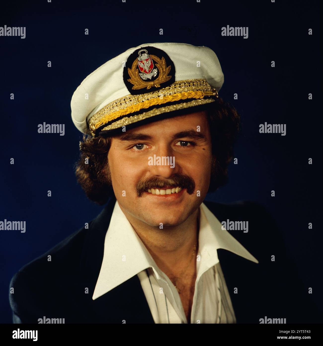 Der polnische Popsänger, Gitarrist und Songwriter Krzysztof Krawczyk im Porträt beim Fotoshooting im Fotostudio von Tassilo Leher in Ost-Berlin für das Album-Cover seines Alben 'Rysunek na Szkle', DDR 1976. Hier trägt er das Outfit für seinen Song „Parostek“. Stockfoto