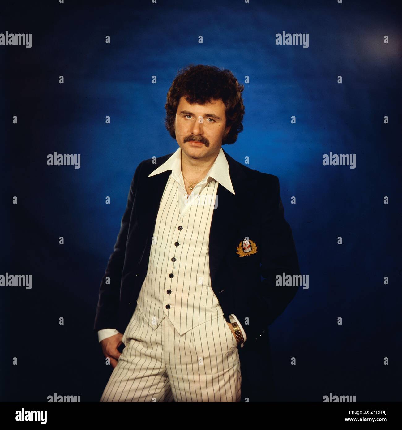 Der polnische Popsänger, Gitarrist und Songwriter Krzysztof Krawczyk im Porträt beim Fotoshooting im Fotostudio von Tassilo Leher in Ost-Berlin für das Album-Cover seines Alben 'Rysunek na Szkle', DDR 1976. Hier trägt er das Outfit für seinen Song „Parostek“. Stockfoto