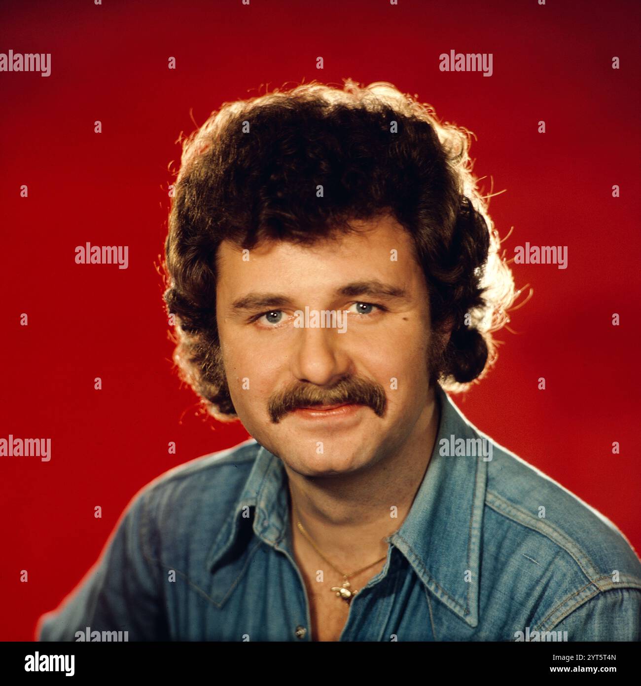 Der polnische Popsänger, Gitarrist und Songwriter Krzysztof Krawczyk im Porträt beim Fotoshooting im Fotostudio von Tassilo Leher in Ost-Berlin für das Album-Cover seines Alben 'Rysunek na Szkle', DDR 1976. Stockfoto