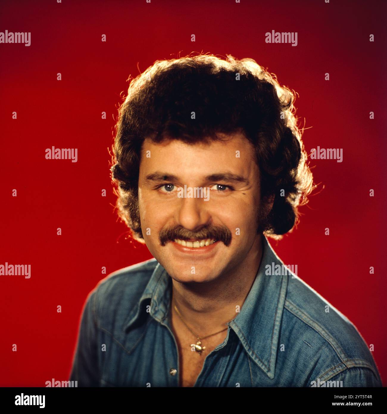 Der polnische Popsänger, Gitarrist und Songwriter Krzysztof Krawczyk im Porträt beim Fotoshooting im Fotostudio von Tassilo Leher in Ost-Berlin für das Album-Cover seines Alben 'Rysunek na Szkle', DDR 1976. Stockfoto