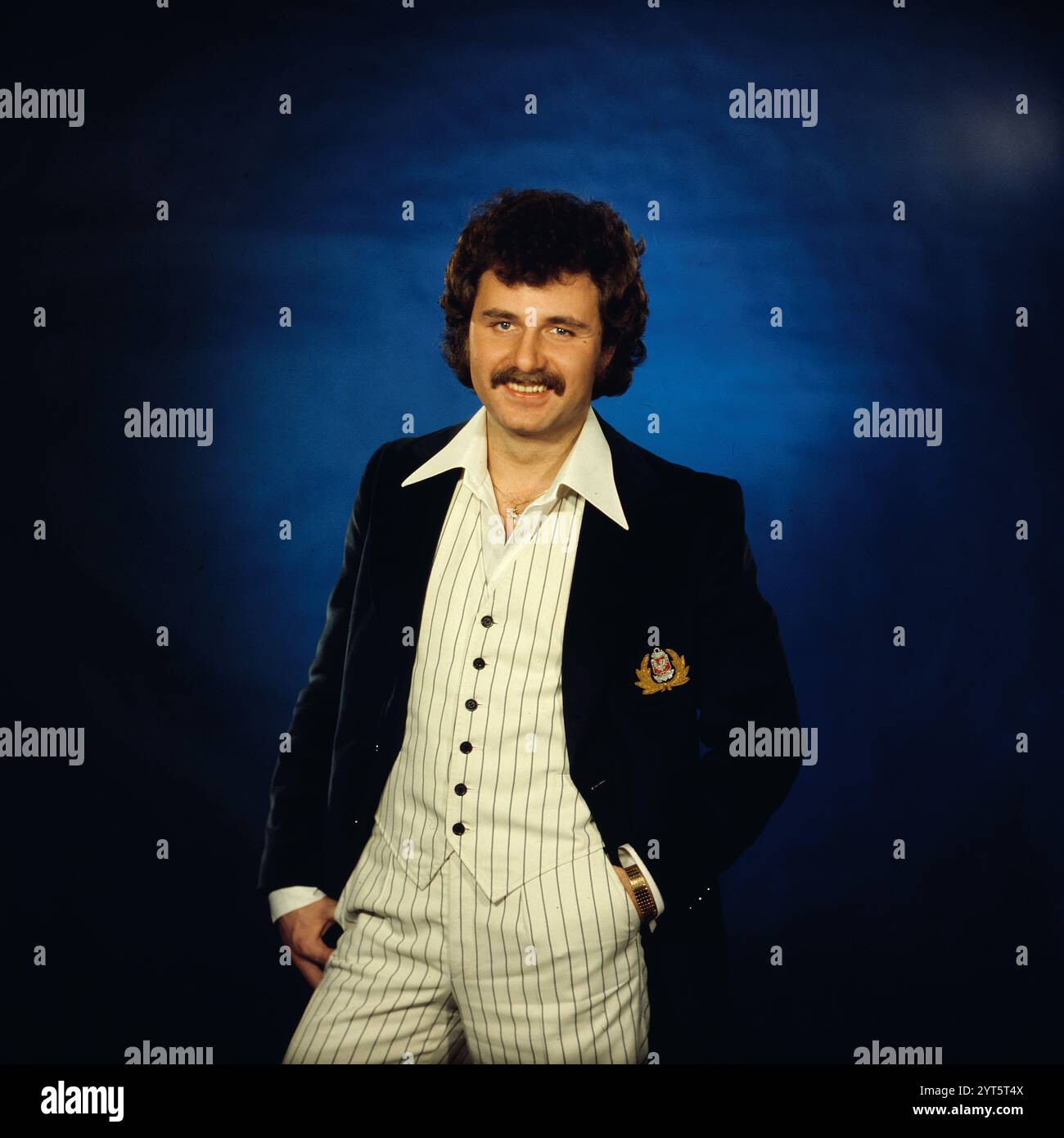 Der polnische Popsänger, Gitarrist und Songwriter Krzysztof Krawczyk im Porträt beim Fotoshooting im Fotostudio von Tassilo Leher in Ost-Berlin für das Album-Cover seines Alben 'Rysunek na Szkle', DDR 1976. Hier trägt er das Outfit für seinen Song „Parostek“. Stockfoto