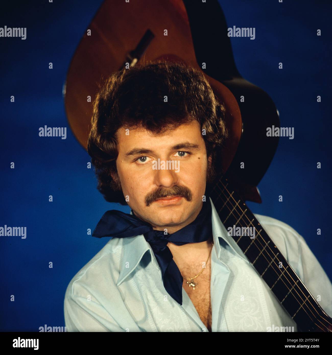 Der polnische Popsänger, Gitarrist und Songwriter Krzysztof Krawczyk im Porträt beim Fotoshooting im Fotostudio von Tassilo Leher in Ost-Berlin für das Album-Cover seines Alben 'Rysunek na Szkle', DDR 1976. Stockfoto