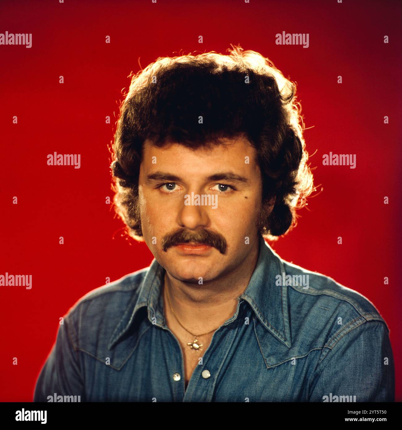 Der polnische Popsänger, Gitarrist und Songwriter Krzysztof Krawczyk im Porträt beim Fotoshooting im Fotostudio von Tassilo Leher in Ost-Berlin für das Album-Cover seines Alben 'Rysunek na Szkle', DDR 1976. Stockfoto