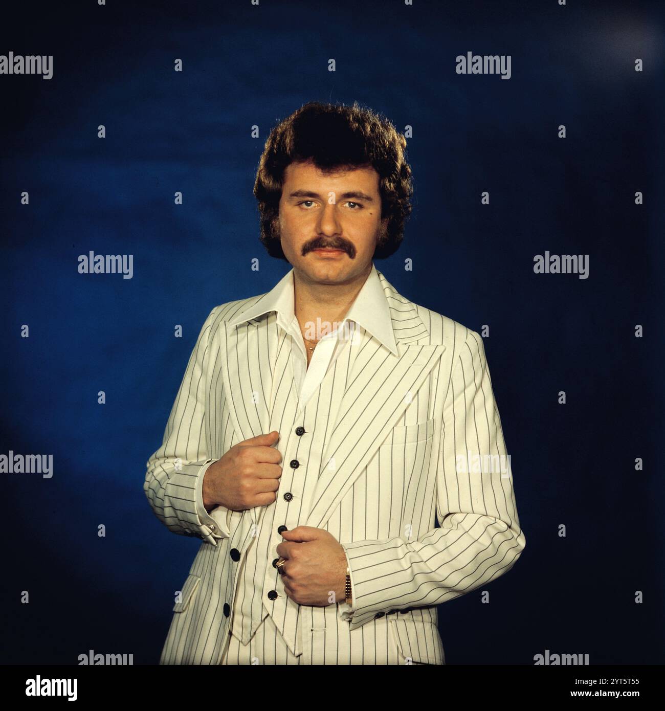 Der polnische Popsänger, Gitarrist und Songwriter Krzysztof Krawczyk im Porträt beim Fotoshooting im Fotostudio von Tassilo Leher in Ost-Berlin für das Album-Cover seines Alben 'Rysunek na Szkle', DDR 1976. Stockfoto