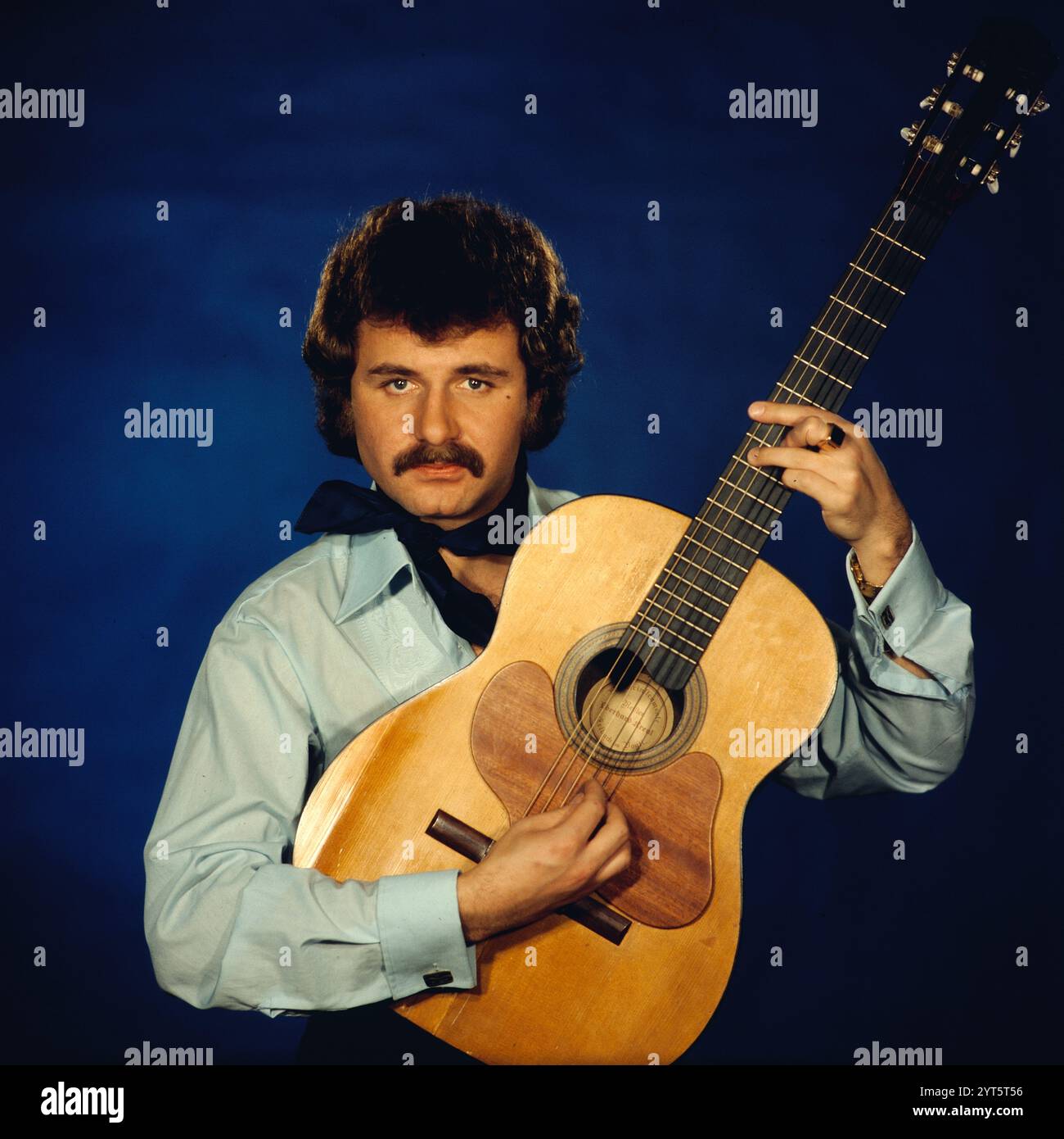 Der polnische Popsänger, Gitarrist und Songwriter Krzysztof Krawczyk im Porträt beim Fotoshooting mit Gitarre im Fotostudio von Tassilo Leher in Ost-Berlin für das Album-Cover seines Alben 'Rysunek na Szkle', DDR 1976. Stockfoto