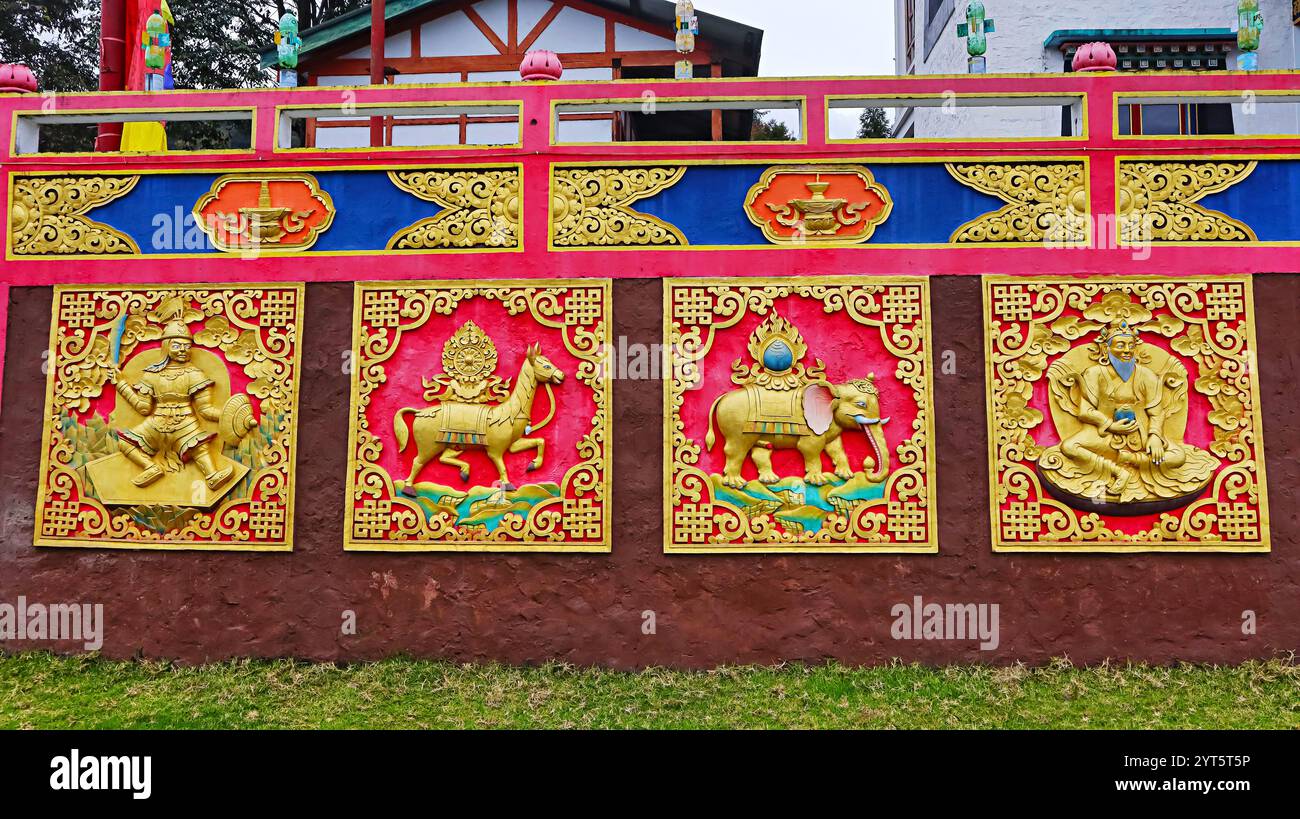 Komplizierte Schnitzereien eines Kriegers, eines Hirsches und eines Elefanten, die buddhistische Werte symbolisieren, im Khinmey Nyingma Kloster, Tawang, Arunachal Pradesh, Indien. Stockfoto