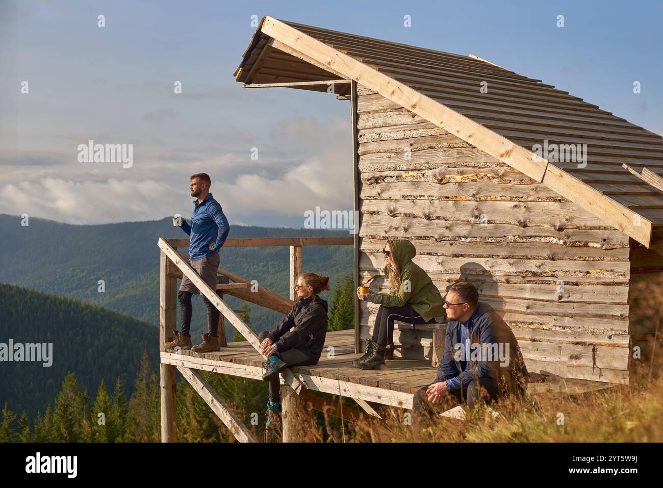 Wanderer genießen einen ruhigen Morgen in den Bergen Stockfoto