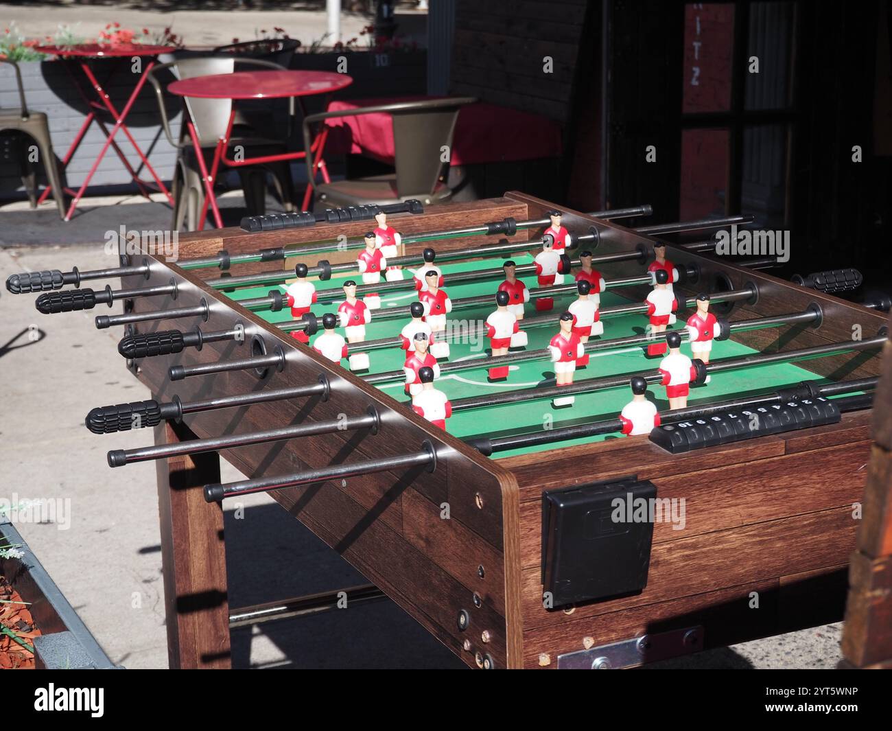 Café Culture: Baby Foot Game in einem gemütlichen NYC Café Stockfoto
