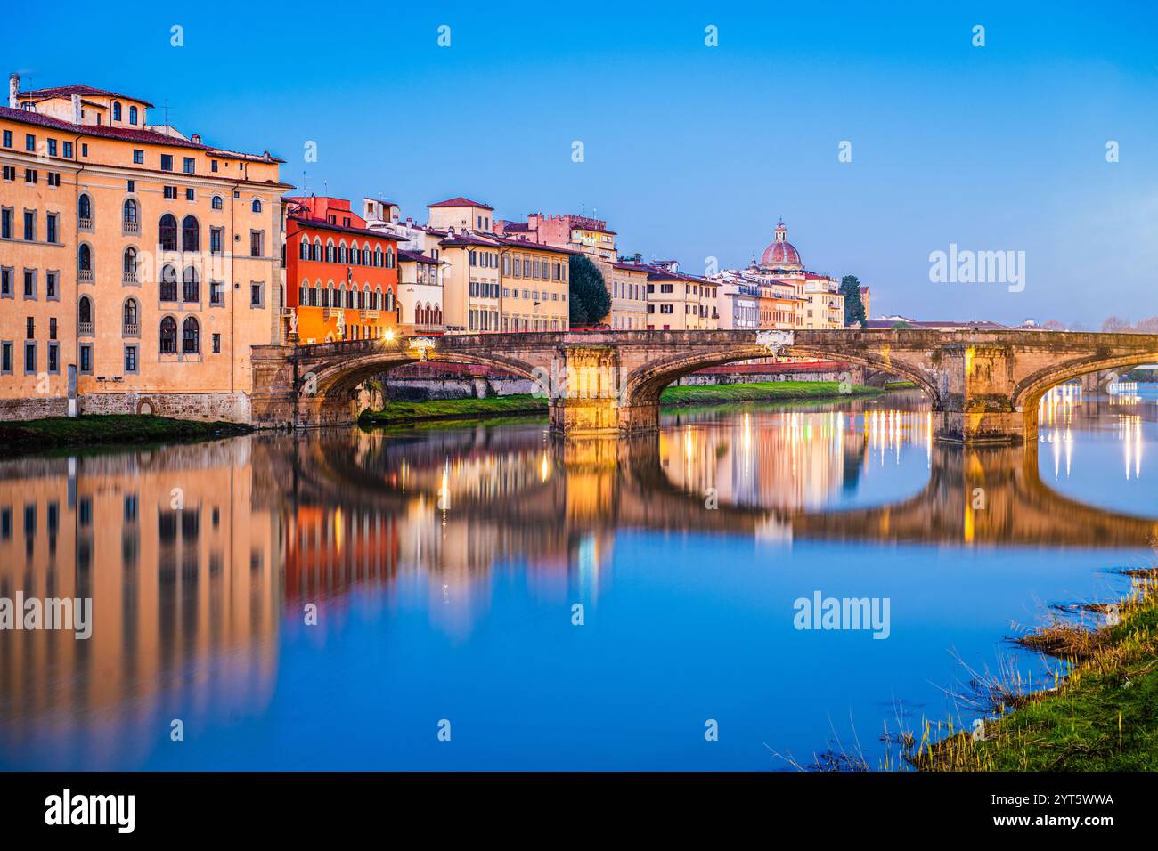 Florenz, Italien blaue Stunde auf dem Arno. Stockfoto