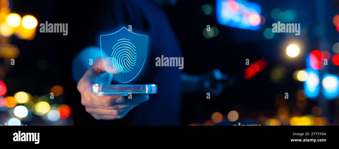Eine Hand, die ein Smartphone hält und ein digitales Schild mit einem Fingerabdrucksymbol markiert. Stellt mobile Cybersicherheit, biometrische Authentifizierung und Sek dar Stockfoto