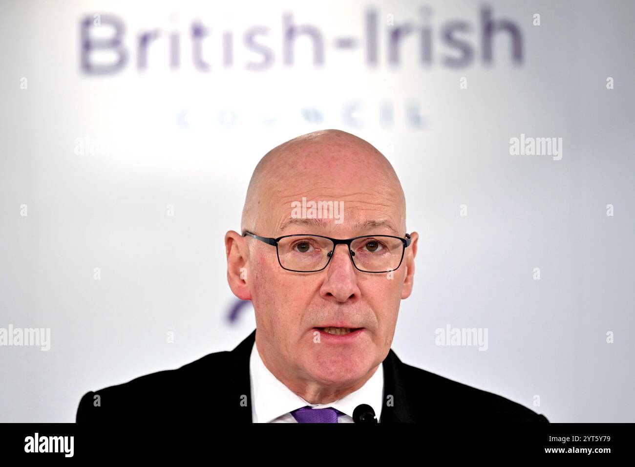 Schottlands erster Minister John Swinney nimmt an einer Pressekonferenz während des Britisch-Irish Council (BIC) Gipfels in Edinburgh Teil. Die im Anschluss an das Karfreitagsabkommen gebildete Sitzung wird die 42. Sitzung des zwischenstaatlichen Forums sein. Bilddatum: Freitag, 6. Dezember 2024. Stockfoto