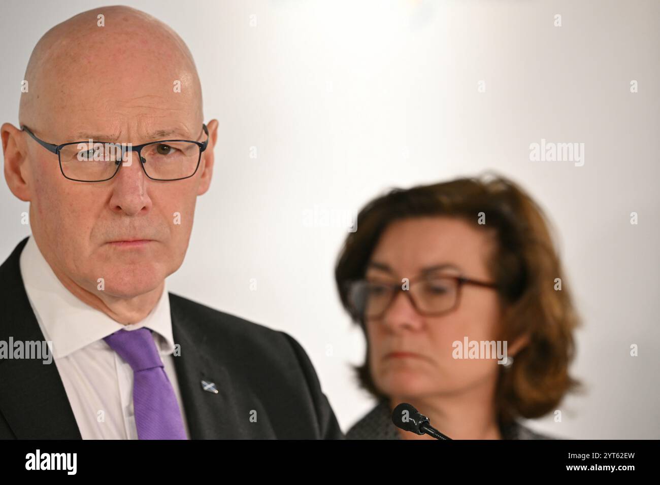 Schottlands erster Minister John Swinney nimmt an einer Pressekonferenz während des Britisch-Irish Council (BIC) Gipfels in Edinburgh Teil. Die im Anschluss an das Karfreitagsabkommen gebildete Sitzung wird die 42. Sitzung des zwischenstaatlichen Forums sein. Bilddatum: Freitag, 6. Dezember 2024. Stockfoto