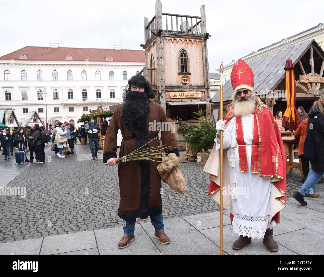 Krampus und Nikolaus München 06.11.2024 Wittelsbacher Platz Mitteralterlicher Weihnachtsmarkt München *** Krampus und Nikolaus München 06 11 2024 Wittelsbacher Platz Mid-Age Weihnachtsmarkt München Stockfoto