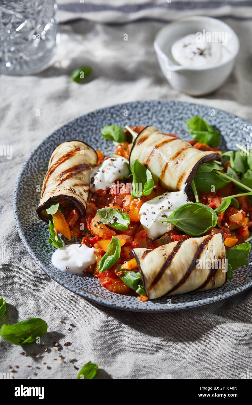 Kleine Auberginen-Brötchen (Aubergine mit Caponata und frischem Ziegenkäse). Mit Basilikumblättern bestreut Stockfoto