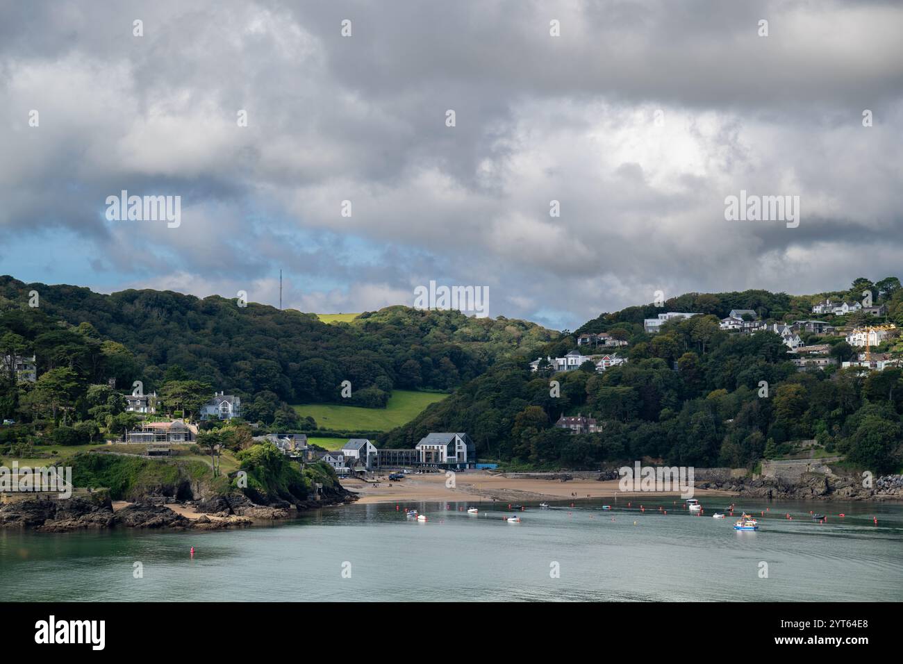 South Sands Beach, mit gelbem Sand, eingebettet in die sanften Hügel von Devon, mit Bäumen gesäumten Ufern und Ferienhäusern mit Blick auf - Herbstaufnahme. Stockfoto