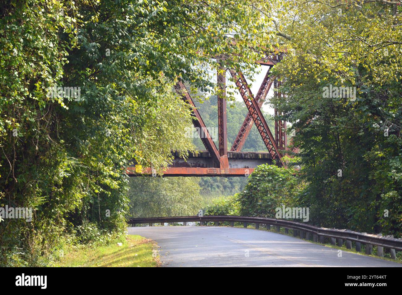 Niedrige Eisenbrücke an einer engen Ecke Stockfoto