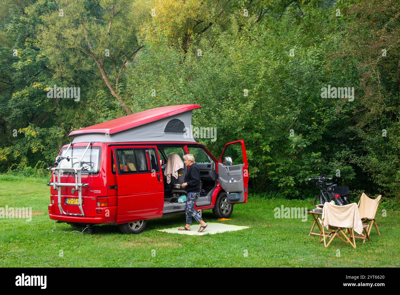 Kleiner roter VW Camper auf dem Campingplatz in Heidelberg Stockfoto