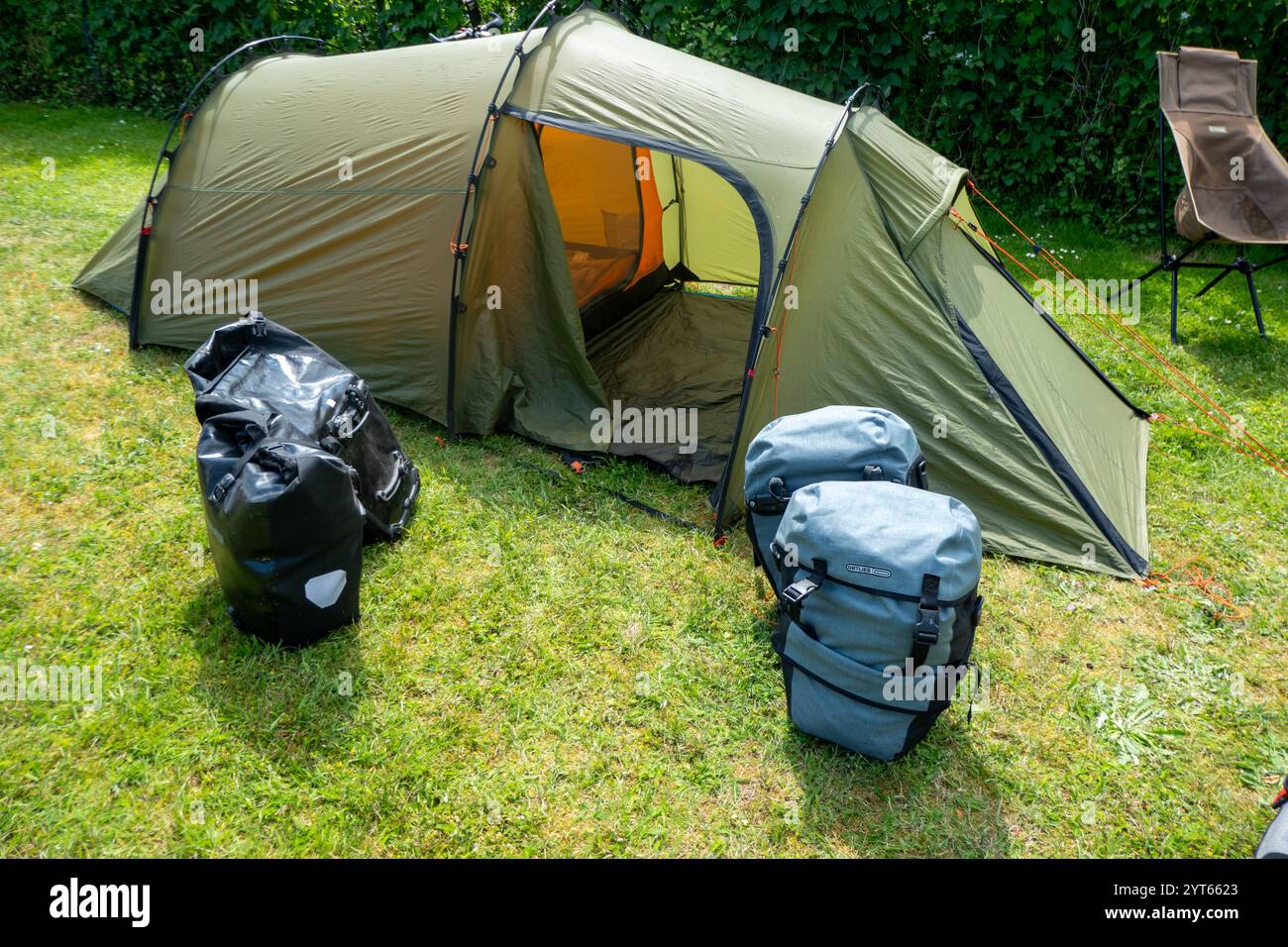 Kleines Zelt mit Fahrradtaschen draußen, Nedersaksen, Deutschland Stockfoto