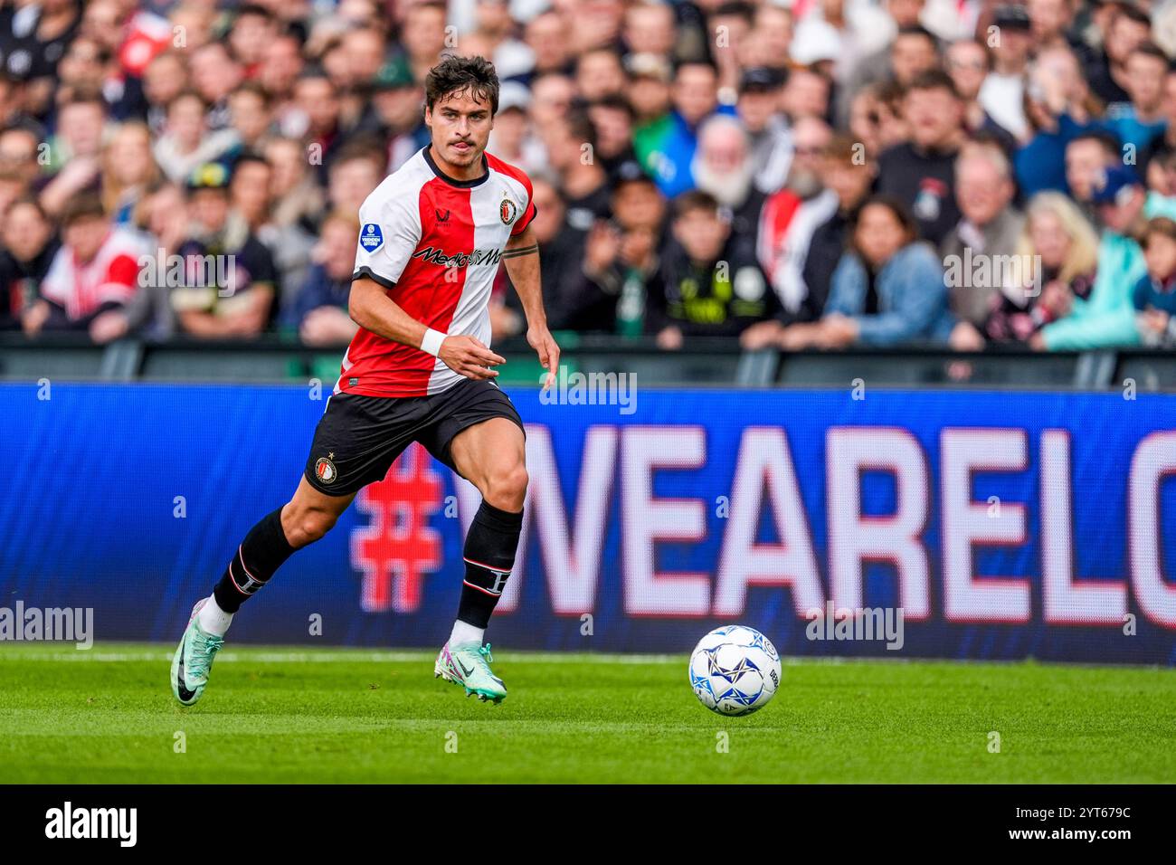 Rotterdam - Hugo Bueno von Feyenoord während der Achtrunde der Eredivisie Saison 2024/2025. Das Spiel findet am 6. Oktober 2024 im Stadion Feijenoord de Kuip in Rotterdam statt. (Box to Box Pictures/Tom Bode) Stockfoto