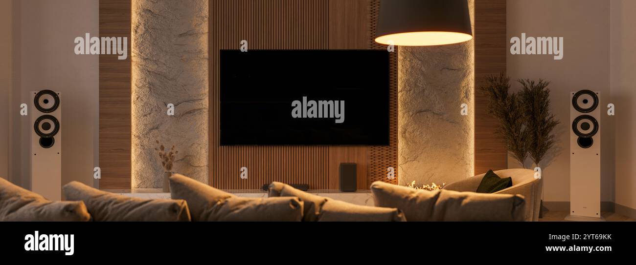 Das Bild zeigt ein modernes Wohnzimmer in warmen, neutralen Tönen. Ein großer Fernseher, der auf einer Holz- und Steinwand montiert ist, dient als Herzstück, f Stockfoto