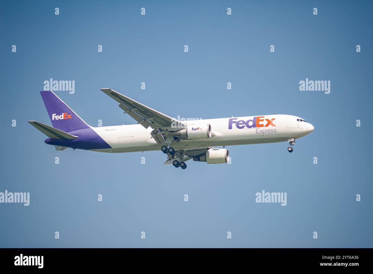 21.10.2024, Singapur, Republik Singapur, Asien - Boeing 767-300F Frachtjet der Frachtfluggesellschaft Federal Express (FedEx) im Himmel. Stockfoto