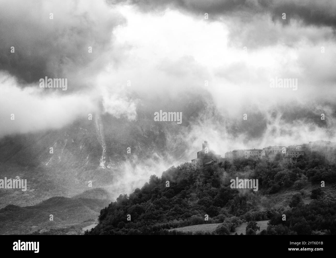 Das Dorf Montefalcone Appennino auf einem Hügel, umgeben von dem Nebel, Marken, Italien Stockfoto