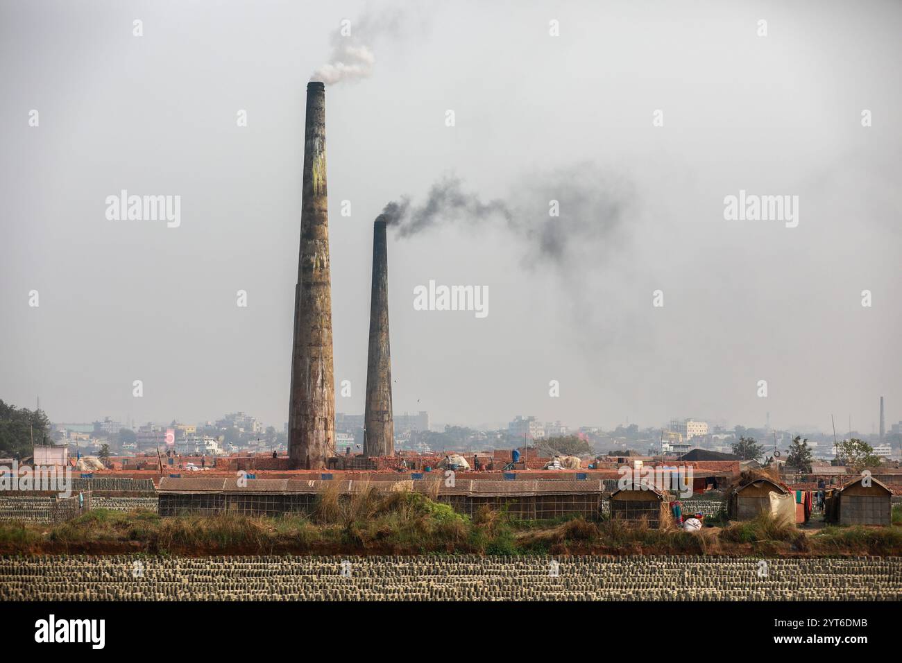 Keraniganj, Bangladesch. Dezember 2024. Die Emission riesiger Mengen giftiger Elemente aus Ziegelöfen führt zu ernsthaften Gesundheitsgefahren für Arbeitnehmer und Menschen, die in den umliegenden Gebieten mit den meisten Atemwegs- oder Hautproblemen leben, in Keraniganj, nahe Dhaka, Bangladesch, 6. Dezember; 2024. (Bild: © Suvra Kanti das/ZUMA Press Wire/Alamy Live News) NUR REDAKTIONELLE VERWENDUNG! Nicht für kommerzielle ZWECKE! Stockfoto