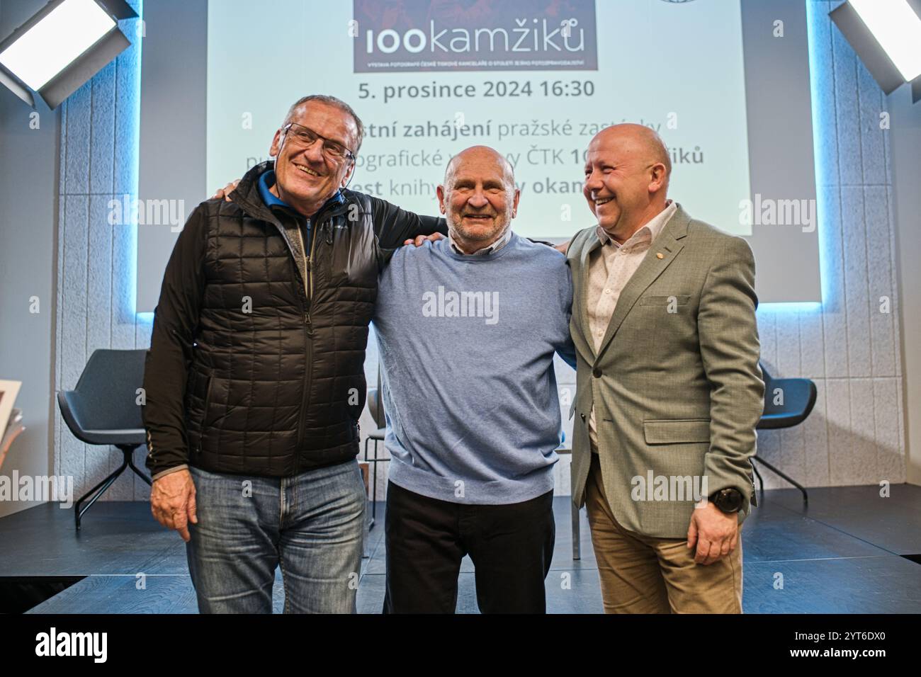 Prag, Tschechische Republik. Dezember 2024. Veröffentlichung des Buches Millionen von Momenten über die Geschichte des Foto-Newsrooms der Tschechischen Presseagentur (CTK) in einer ganztägigen Veranstaltung anlässlich des 100. Jahrestages des Starts des CTK-Fotodienstes im PressCentrum CTK, Opletalova Straße, in Prag, Tschechische Republik, 5. Dezember, 2024. auf dem Foto von links: ehemalige Generaldirektoren der tschechischen Nachrichtenagentur Jiri Majstr, Milan Stibral und Jaroslav Kabele, derzeitiger Generaldirektor. Quelle: Patrik Uhlir/CTK Photo/Alamy Live News Stockfoto