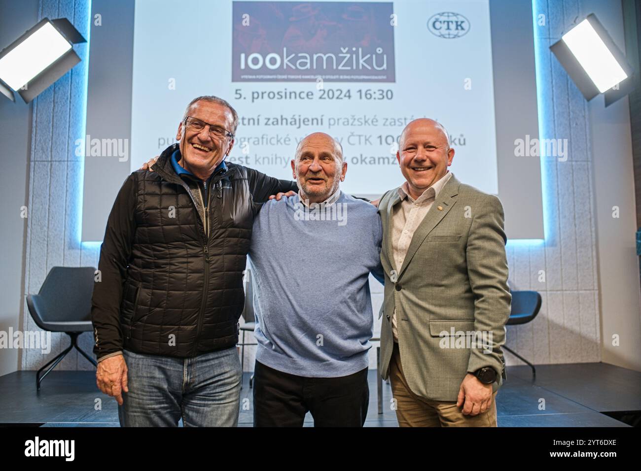 Prag, Tschechische Republik. Dezember 2024. Veröffentlichung des Buches Millionen von Momenten über die Geschichte des Foto-Newsrooms der Tschechischen Presseagentur (CTK) in einer ganztägigen Veranstaltung anlässlich des 100. Jahrestages des Starts des CTK-Fotodienstes im PressCentrum CTK, Opletalova Straße, in Prag, Tschechische Republik, 5. Dezember, 2024. auf dem Foto von links: ehemalige Generaldirektoren der tschechischen Nachrichtenagentur Jiri Majstr, Milan Stibral und Jaroslav Kabele, derzeitiger Generaldirektor. Quelle: Patrik Uhlir/CTK Photo/Alamy Live News Stockfoto