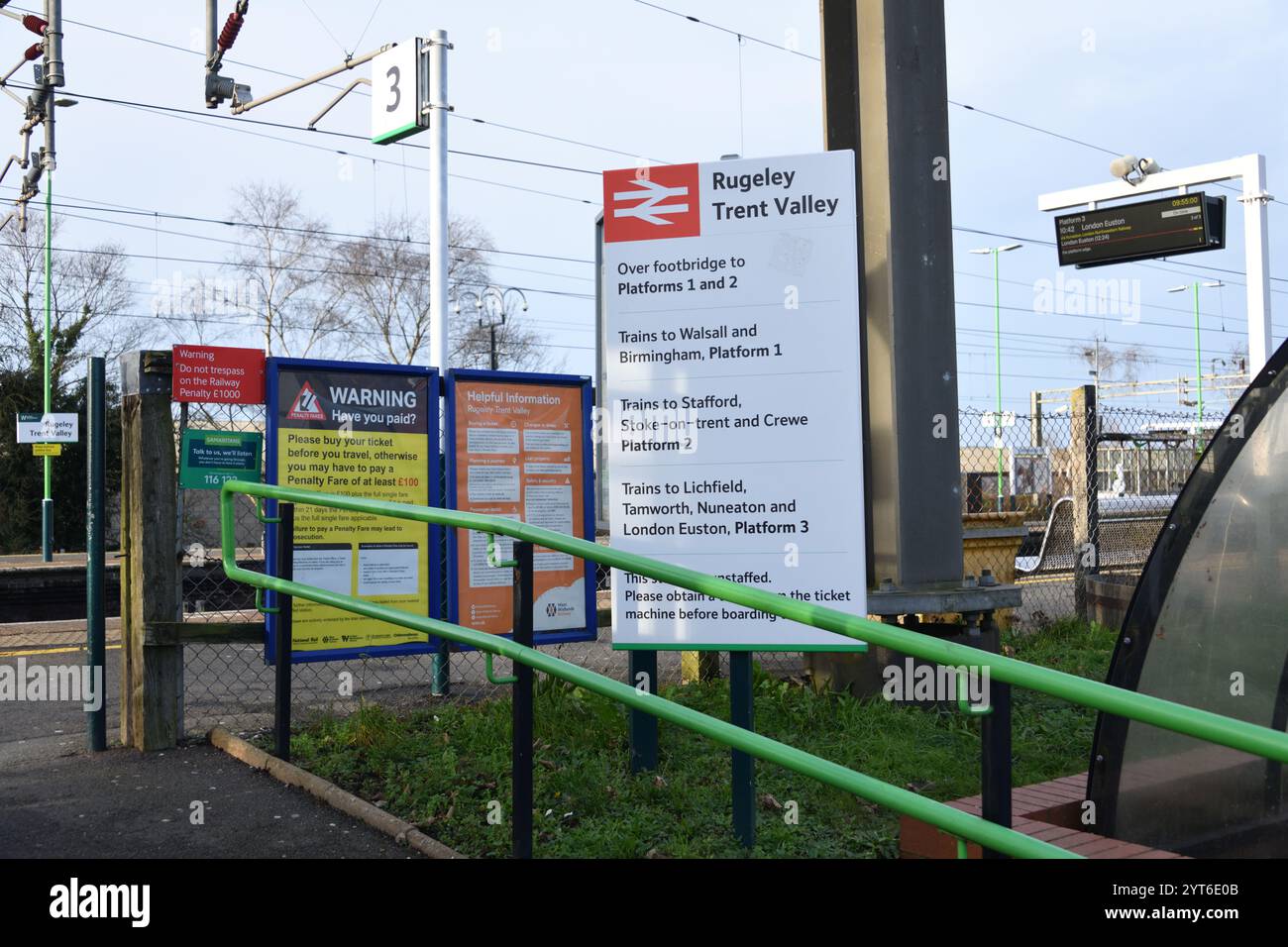 Zahlreiche Passagierinformationsschilder im Rugeley Trent Valley Stockfoto
